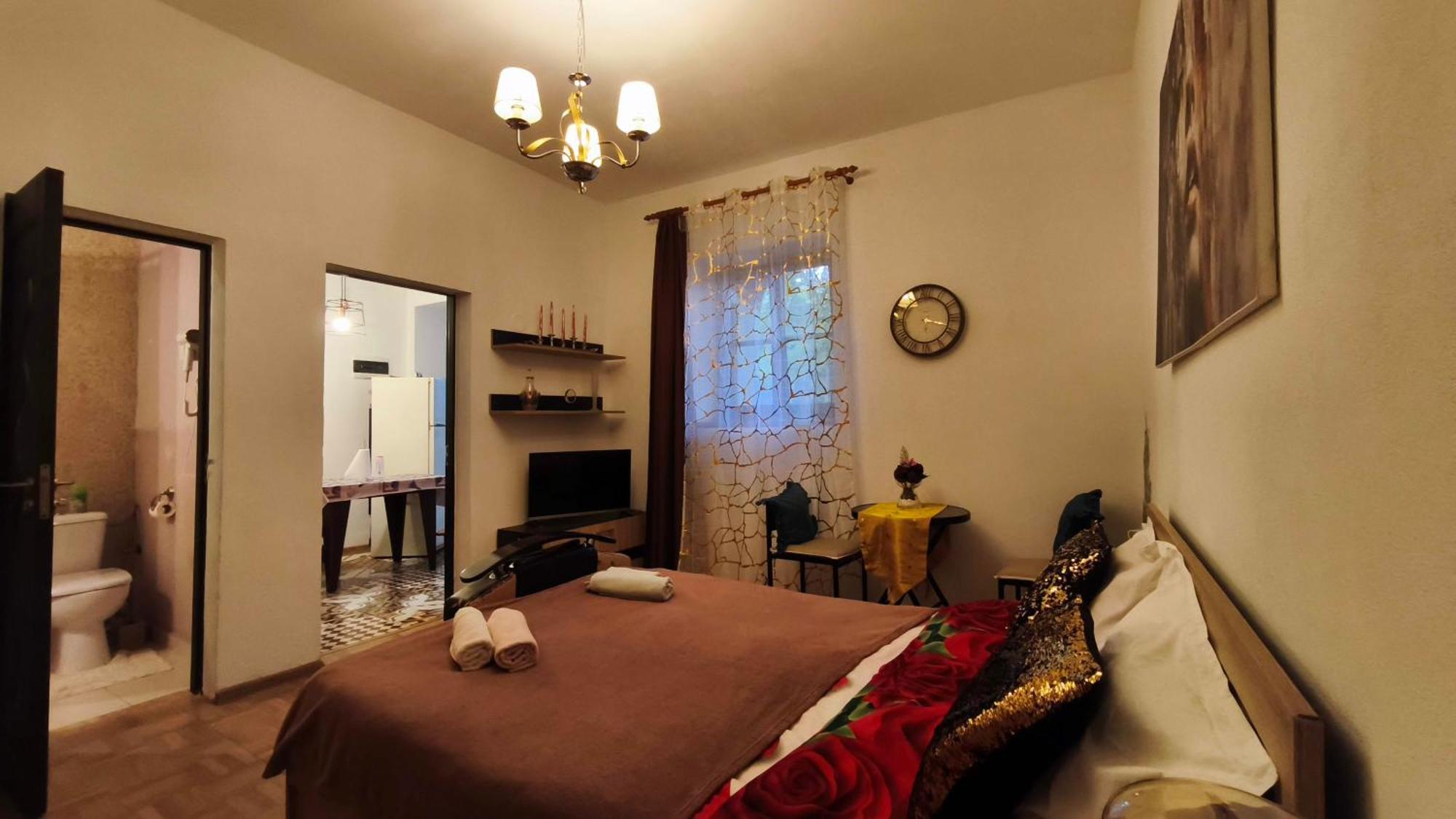 Apartament cu 2 dormitoare şi vedere la grădină.